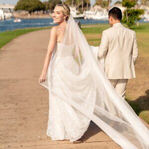 En Vogue Cathedral Veil English Luxe with Raw Edge, Extra Wide, Ivory